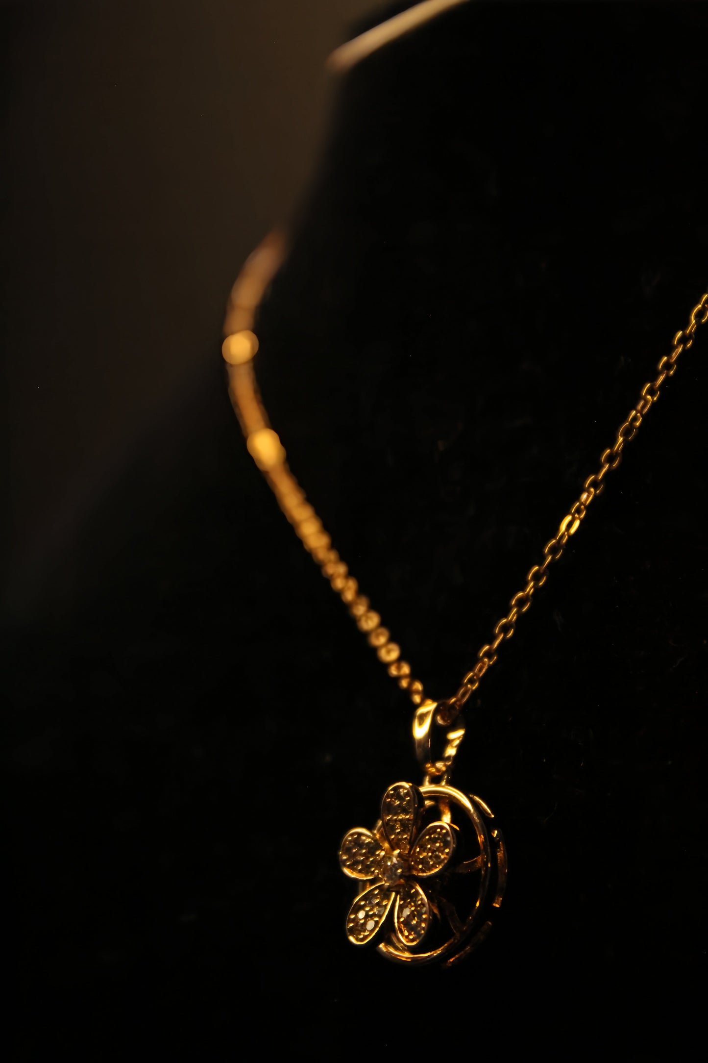 Golden Clover Pendent Necklace