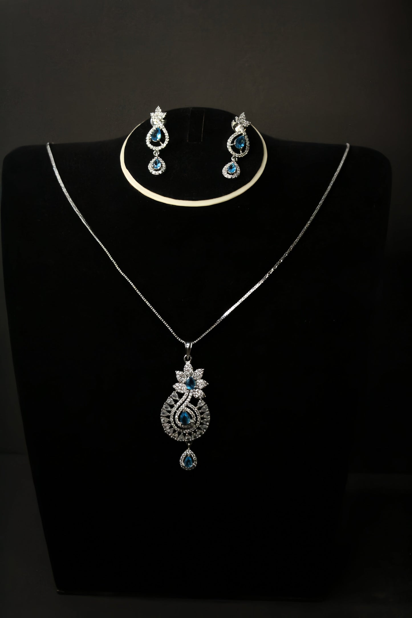 1-Carat Elegance Set With Beautiful Blue Zircon Design